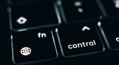 Titelbild der Handreichung „Shrinking Spaces & menschenrechtliche Sorgfaltspflichten“ mit einer schwarzen Computertastatur, auf der die Control-Taste deutlich sichtbar ist.