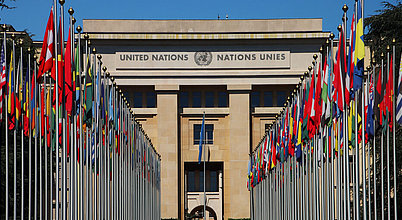 Höchste Zeit für einen UN-Treaty zu Wirtschaft und Menschenrechten Gebäude der Vereinten Nationen in Genf als Symbol für die Verhandlungen über einen verbindlichen UN-Treaty zu Wirtschaft und Menschenrechten.
