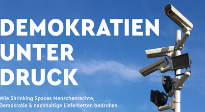 Überwachungskamera vor blauem Himmel als Motiv der SÜDWIND-Zeitungsbeilage „Demokratien unter Druck“ im der Freitag.