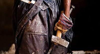 Zwangsarbeit darf sich nicht lohnen: Die EU-Zwangsarbeitsverordnung Person in einer Arbeitssituation als Symbol für Zwangsarbeit und die EU-Zwangsarbeitsverordnung zum Schutz von Menschenrechten in Lieferketten.