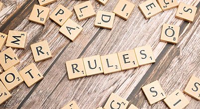 Starke Regeln schützen alle - Rules2Protect Deutschland Holzklötze formen das Wort Rules — Symbol für die zivilgesellschaftliche Forderung nach starken demokratischen Schutzregeln in Europa.