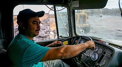 Fahrer eines schweren LKW im Tagebau in Mexiko