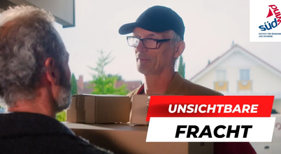 Thumbnail des Videos „Unsichtbare Fracht“: Ein Paketbote übergibt geheimnisvoll Pakete an eine Haustür, die empfangende Person nur schemenhaft im Türrahmen sichtbar.