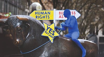 Die Lieferkettengesetze in Deutschland und der EU: Zwischen Regulierung und politischem Druck Statue eines Stiers mit einer Person in blauem Ganzkörperanzug auf dem Rücken.