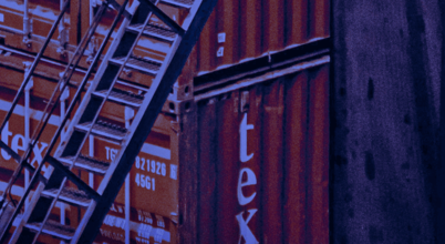 Angeschnittene Schiffscontainer in einem Hafen. Das Bild verweist auf globale Lieferketten und die Rolle von Transport und Logistik in der kommunalen Beschaffung. Im Kontext der Handreichung steht es für menschenrechtliche Risiken entlang internationaler Transportwege, etwa im Hafen-, Lager- und Straßengüterverkehr.